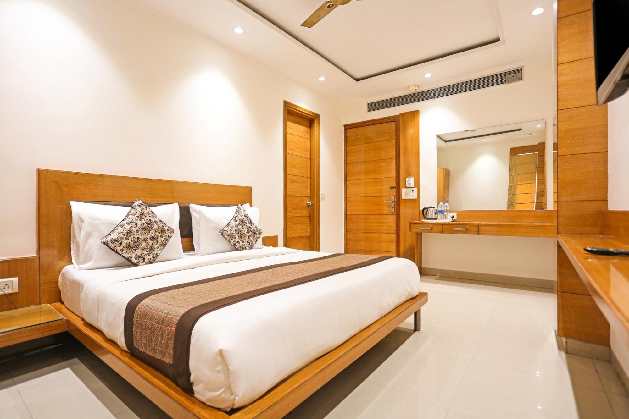 Hotel Silky Palace Near Igi Airportt New Delhi Exteriör bild